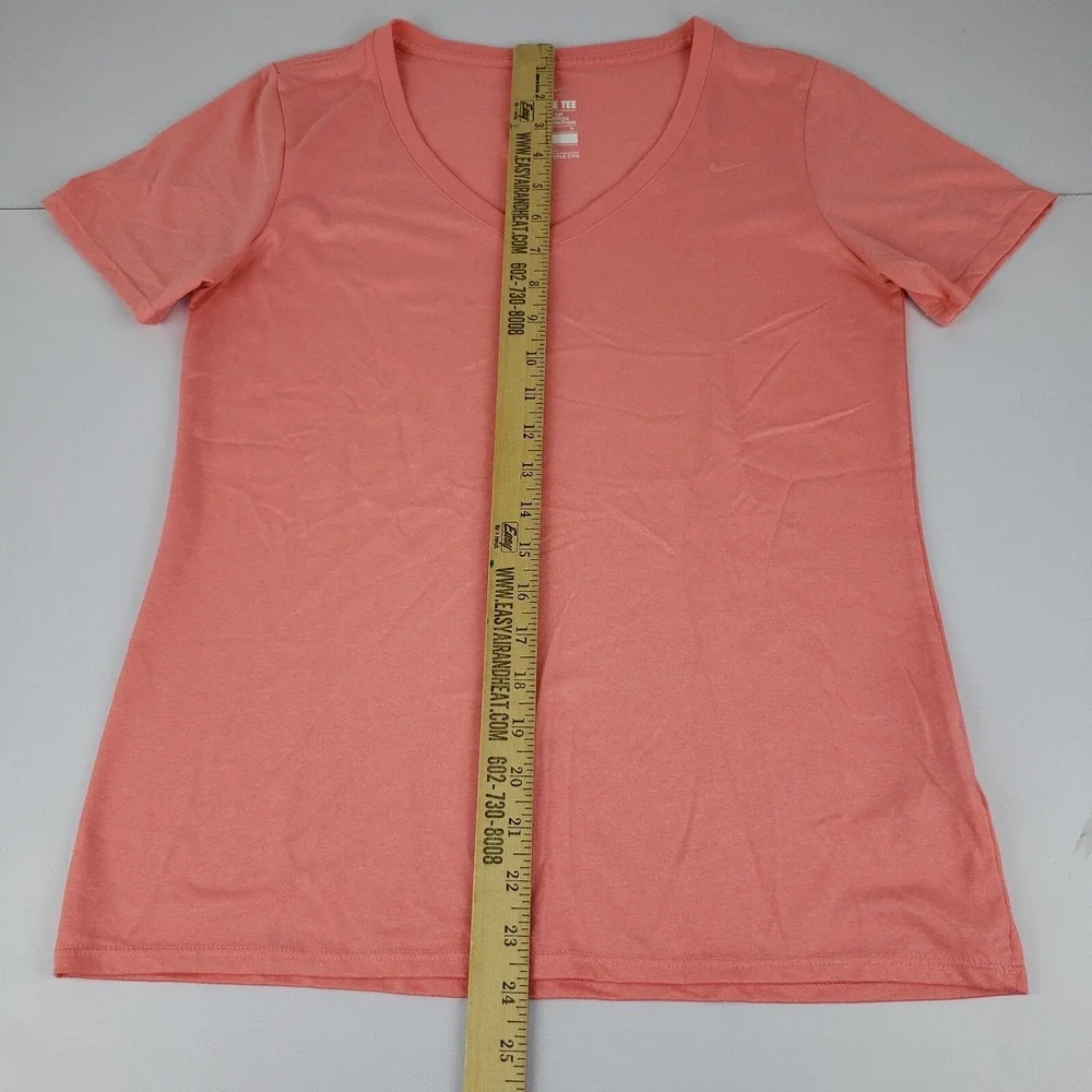 Nike T-Shirt Women's Medium Salmon Athletic Cut The Nike‎ Tee DRI-FIT Top